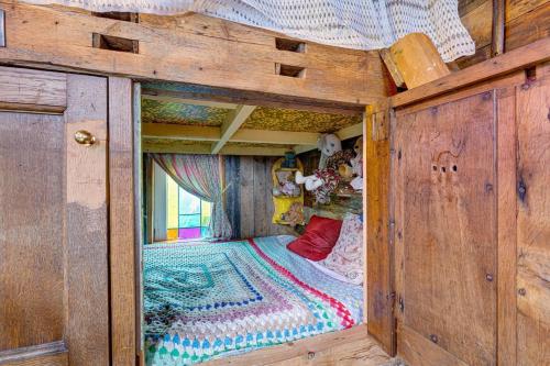 斯卡伯勒2x Double Bed - Glamping Wagon Dalby Forest的木制客房内的一张床