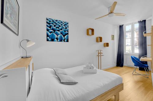 图卢兹L'île aux Tounis - T3 Moderne centre de Toulouse的卧室配有白色的床和蓝色椅子