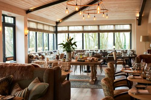 布罗德韦菲斯酒店的餐厅配有沙发、桌子和窗户