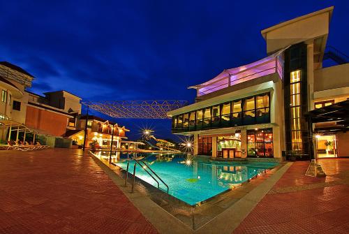德瓦纳哈利-班加罗尔克拉克异国Spa情调度假酒店的一座晚上设有游泳池的建筑