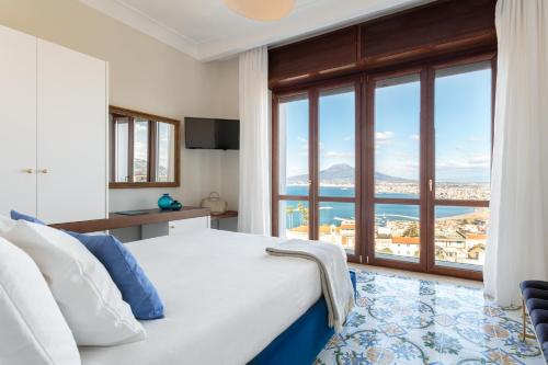 卡斯特拉玛雷帝斯达比亚Experience Boutique Hotel - Villa Cimmino的一间卧室设有一张床和一个大窗户