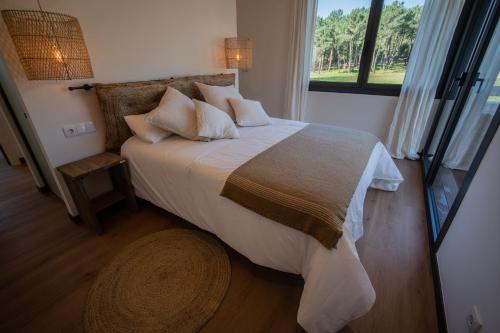 PontecesoBalarés Hotel da Natureza的一间卧室设有一张大床和大窗户