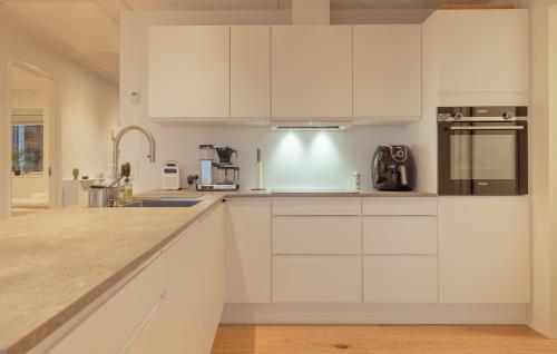 托尔斯港Bright 2BR apartment, great view的白色的厨房配有白色橱柜和电器
