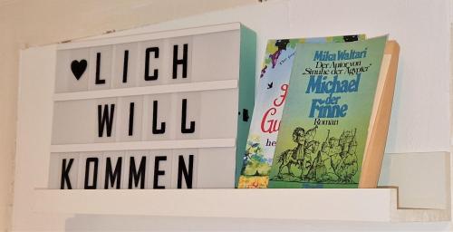 科布伦茨liebenswertes Apartment 10 Minuten zur Altstadt的墙上几本书