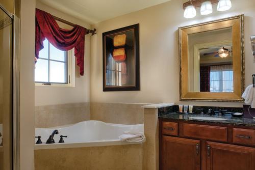圣安东尼奥Club Wyndham La Cascada的带浴缸、水槽和镜子的浴室
