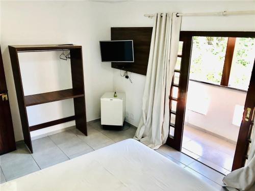 伊列乌斯Princesinha do Sul的客房设有床、电视和窗户。