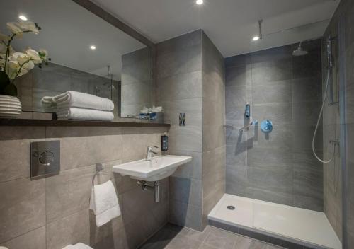 伦敦克莱顿奇西克酒店的一间带水槽和淋浴的浴室