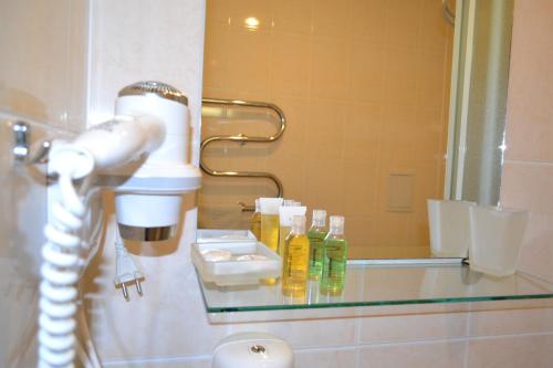 纳尔瓦约埃苏耶斯酒店的浴室设有玻璃台面和吹风机