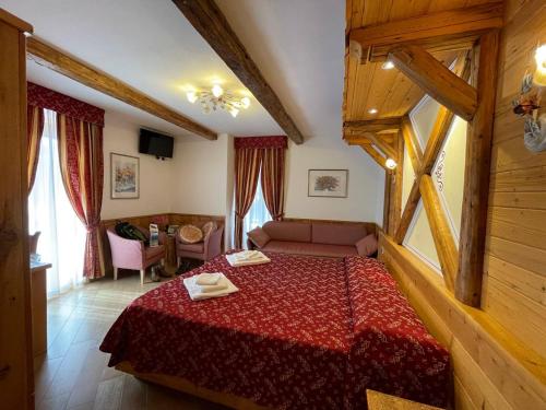 圣洛伦佐因巴纳莱圣洛林佐酒店的一间在房间内配有红色床的卧室