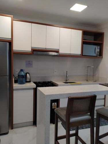 伊塔佩马Apartamento novo Gran Safira的厨房配有白色橱柜和台面