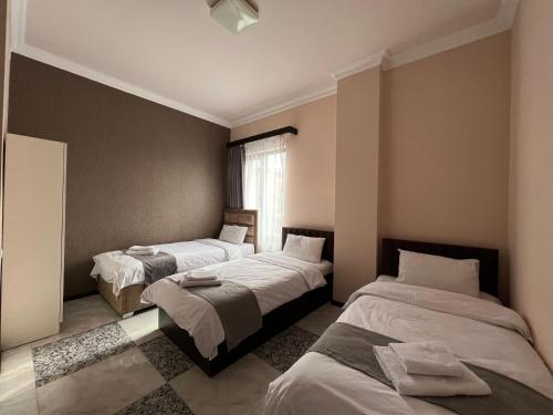 埃里温RP HOTEL (NEW)的一间卧室设有两张床和窗户。