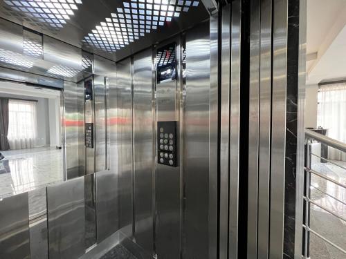 埃里温RP HOTEL (NEW)的一座玻璃墙建筑中的电梯