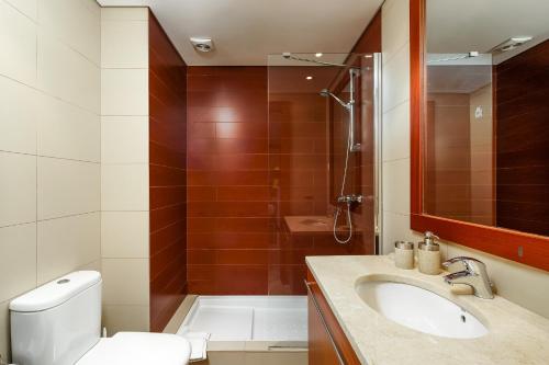 拉戈斯Marina Village Apartment的浴室配有卫生间、盥洗盆和淋浴。