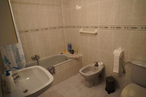 阿尔加罗沃Apartamento del Mar - Fewo am Meer Algarrobo Costa的一间带水槽、浴缸和卫生间的浴室