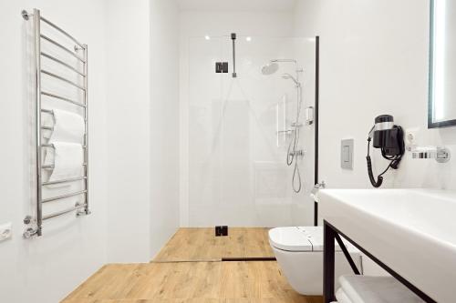 布克维Mountain Residence 4*的带淋浴和卫生间的白色浴室