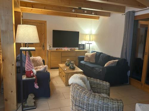 ChamosonChalet familial的带沙发和平面电视的客厅
