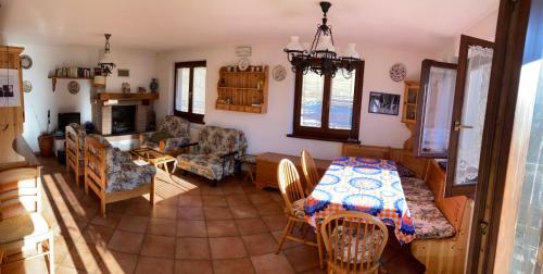 拉瓦斯克莱托Casa vacanze Ravascletto的厨房以及带桌椅的起居室。