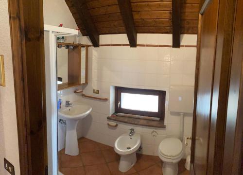 拉瓦斯克莱托Casa vacanze Ravascletto的一间带卫生间和水槽的浴室