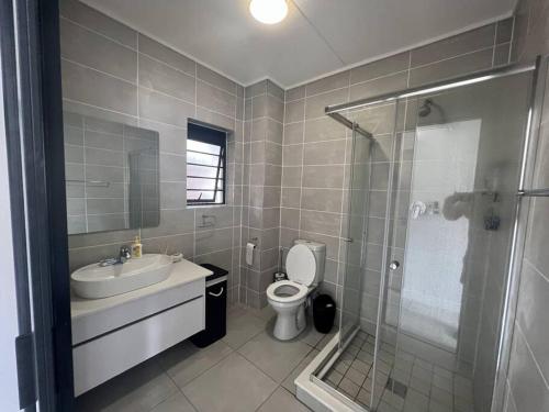 巴利托427 Ballito Hills - Lovely 3 bedroom apartment的浴室配有卫生间、盥洗盆和淋浴。