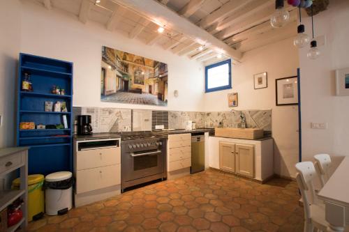 阿尔勒Baudan - Clim - Terrasse的厨房配有白色橱柜和炉灶烤箱。