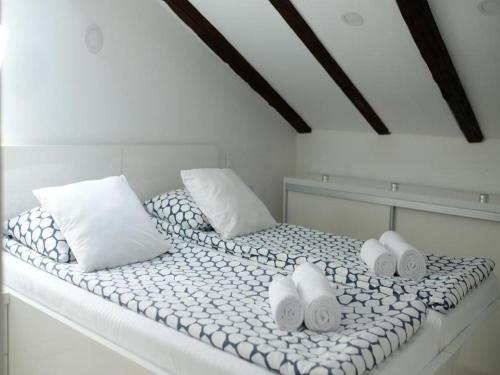 茨雷斯Apartments Blue Lavender的一张带枕头和毛巾的白色床