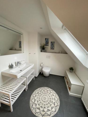 拉博埃Wohnungen mit direktem Meerblick的一间带水槽和卫生间的浴室