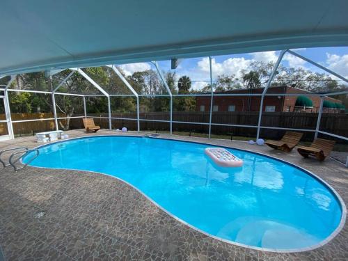坦帕Relax in Style at Our 3BR 2BA Retreat with Private Pool, Game Room, Fire Pit, Yoga的大楼内的大型游泳池