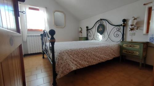 奥温多利Appartamento Bucaneve的一间卧室配有一张床、一个梳妆台和一扇窗户。
