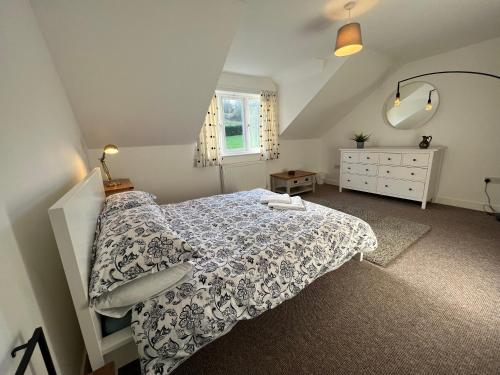 DunstonTown House B的一间卧室配有一张床、一个梳妆台和一扇窗户。