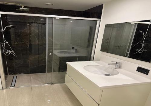 伊斯坦布尔Prime İstanbul Residances Deluxe King Studio的浴室配有白色水槽和淋浴。