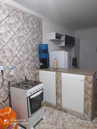 维索萨-杜塞阿拉Apartamento no centro de Vicosa-ce的厨房配有炉灶和台面
