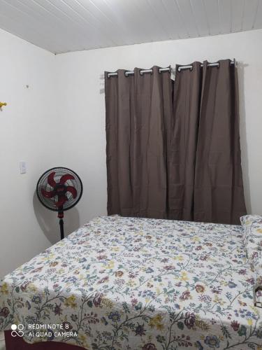 维索萨-杜塞阿拉Apartamento no centro de Vicosa-ce的一间卧室配有床和带窗帘的窗户