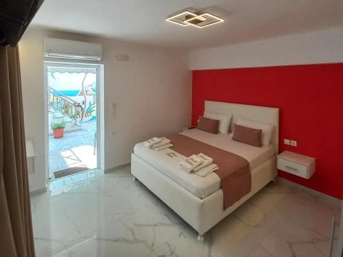 萨尔蒂House Blerina的一间卧室设有一张红色墙壁的大床