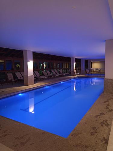 AracêFlat Pedra Azul的一座拥有蓝色灯光的游泳池