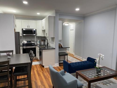 波士顿Spacious Apartment in Boston的一间带厨房的客厅和一间餐厅