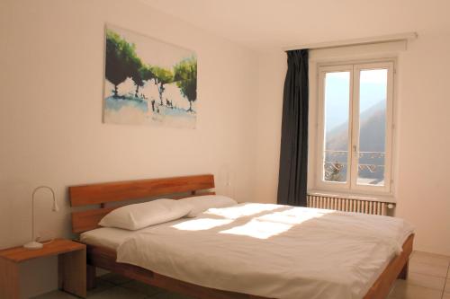 RussoCasa Gialla的一间卧室设有一张床和一个窗口