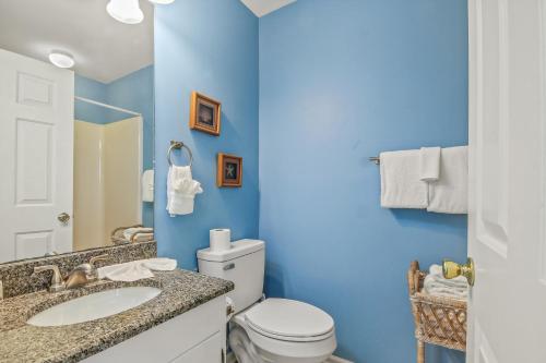 默特尔比奇Lighthouse II Unit 6的蓝色的浴室设有卫生间和水槽