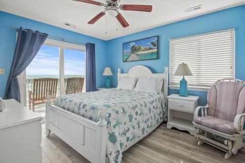默特尔比奇Lighthouse II Unit 6的蓝色卧室,配有床和椅子