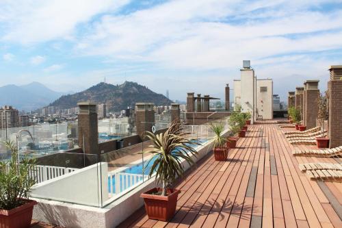 圣地亚哥VIP Apartments Chile的阳台种有植物,享有城市美景
