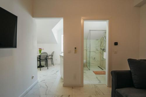 伊莫茨基BOUTIQUE APARTMENTS IMOTSKI, Imotski - Makarska的客厅设有玻璃门,可通往浴室