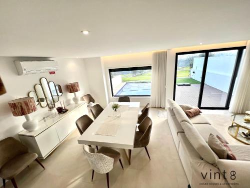阿马兰特Casa do Golfe by VinteOito的客厅配有白色的沙发和桌子