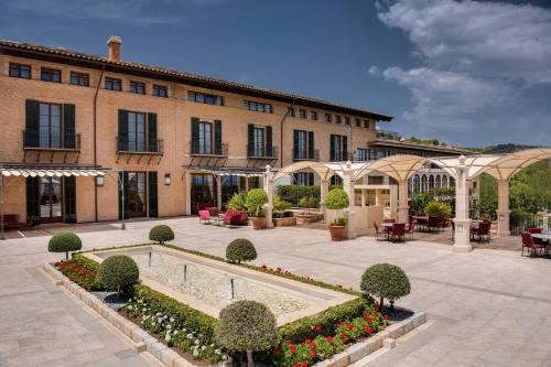 马略卡岛帕尔马Castillo Hotel Son Vida, a Luxury Collection Hotel, Mallorca - Adults Only的一座带庭院的大型建筑,庭院内设有喷泉