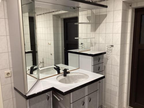 米特韦达Hotel Eintracht的白色的浴室设有水槽和镜子