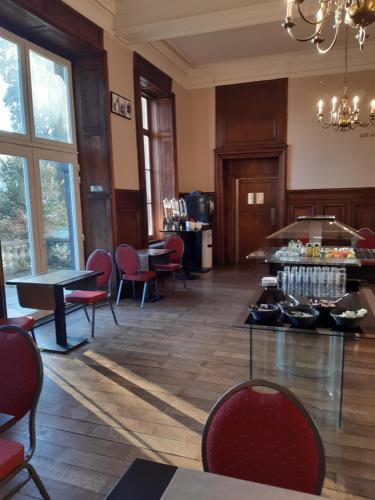 提韩格多迈纳都香格里拉诺伊维尔雍怡酒店的一间在房间内配有桌椅的餐厅