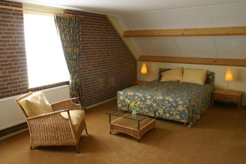 羊角村克鲁姆特的卧室配有床、椅子和窗户。