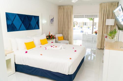 卡斯特里The SoCo House - All-Inclusive的一间卧室配有一张带鲜花的大床