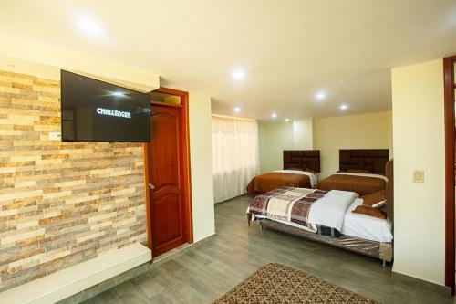 ChachagüíHotel Explora的酒店客房设有两张床和一台平面电视。