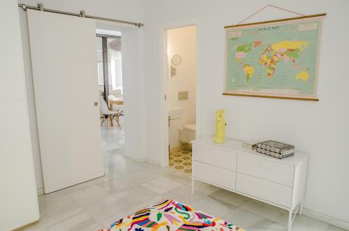 塔里法El Erizo Apartamentos的浴室墙上挂着世界地图
