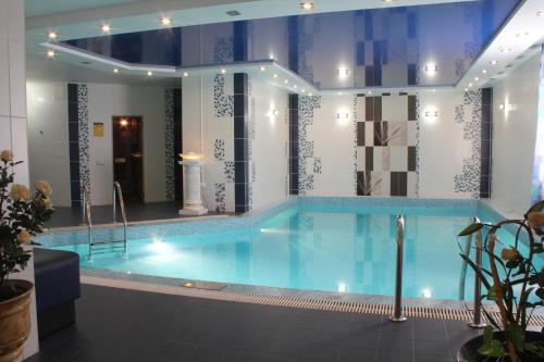 伊万诺沃Sheremetev Park Hotel的在酒店房间的一个大型游泳池
