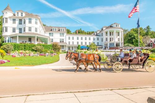 麦基诺岛Island House Hotel的一群骑着马车的人